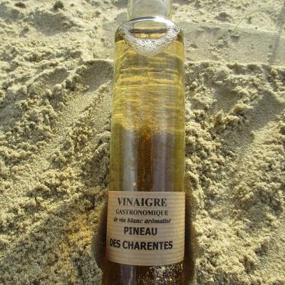 vinaigre gastronomique de vin blanc aromatisé pineau des charentes.